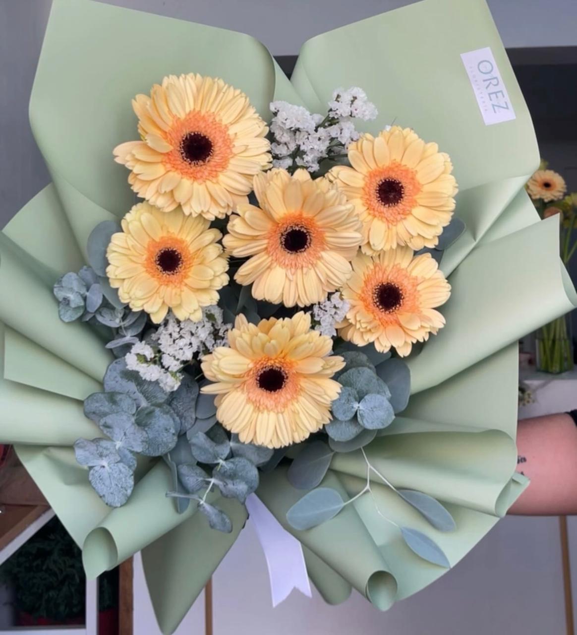 6 Gerberas, Statice y Follaje